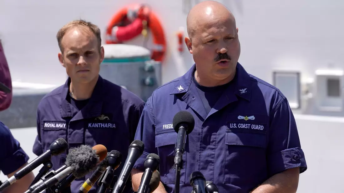 Jamie Frederick ist bei der Suche nach dem Tauchboot der Koordinator der US-Küstenwache. - Bild: Steven Senne/AP/dpa