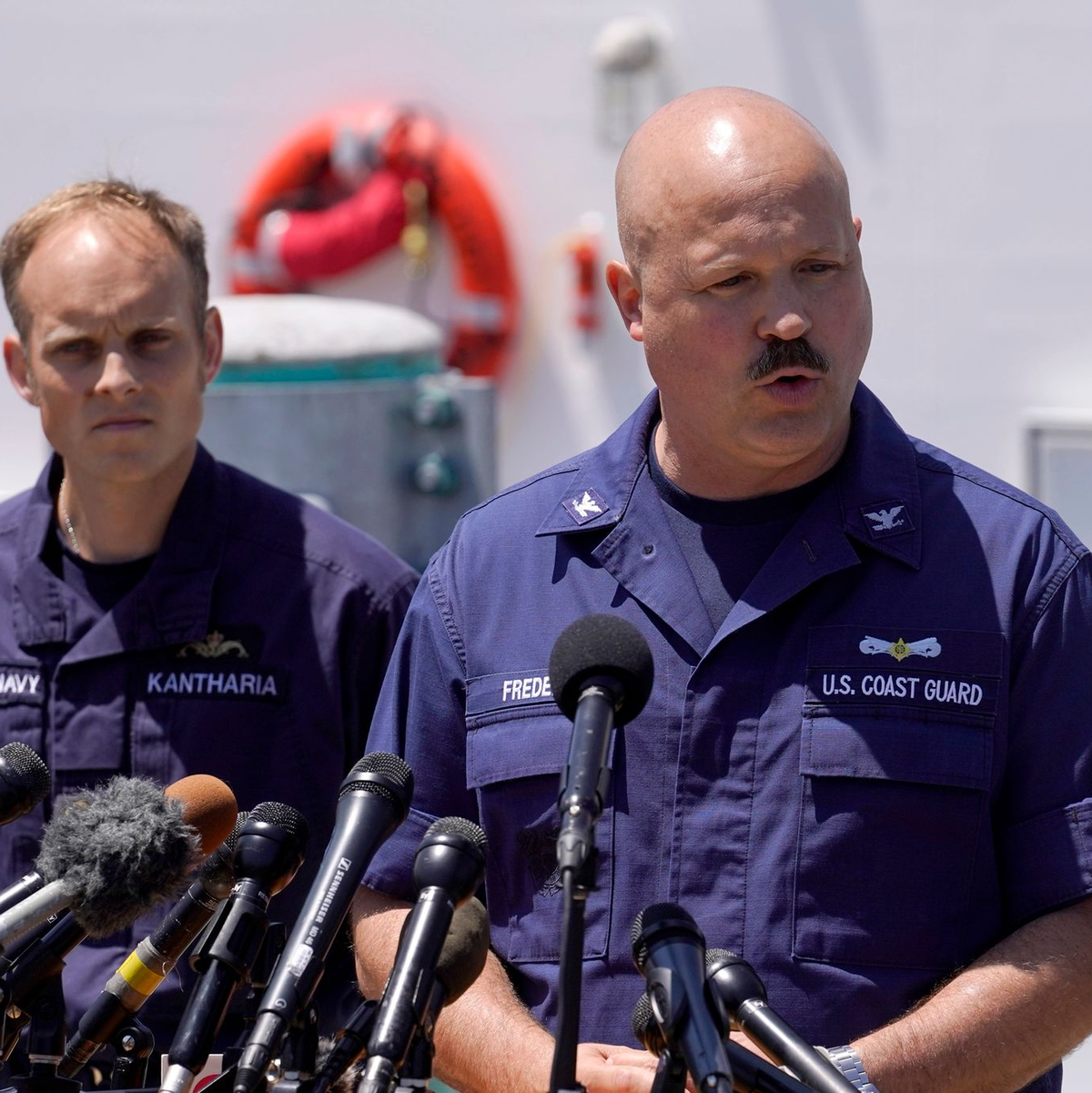 Jamie Frederick ist bei der Suche nach dem Tauchboot der Koordinator der US-Küstenwache. - Foto: Steven Senne/AP/dpa