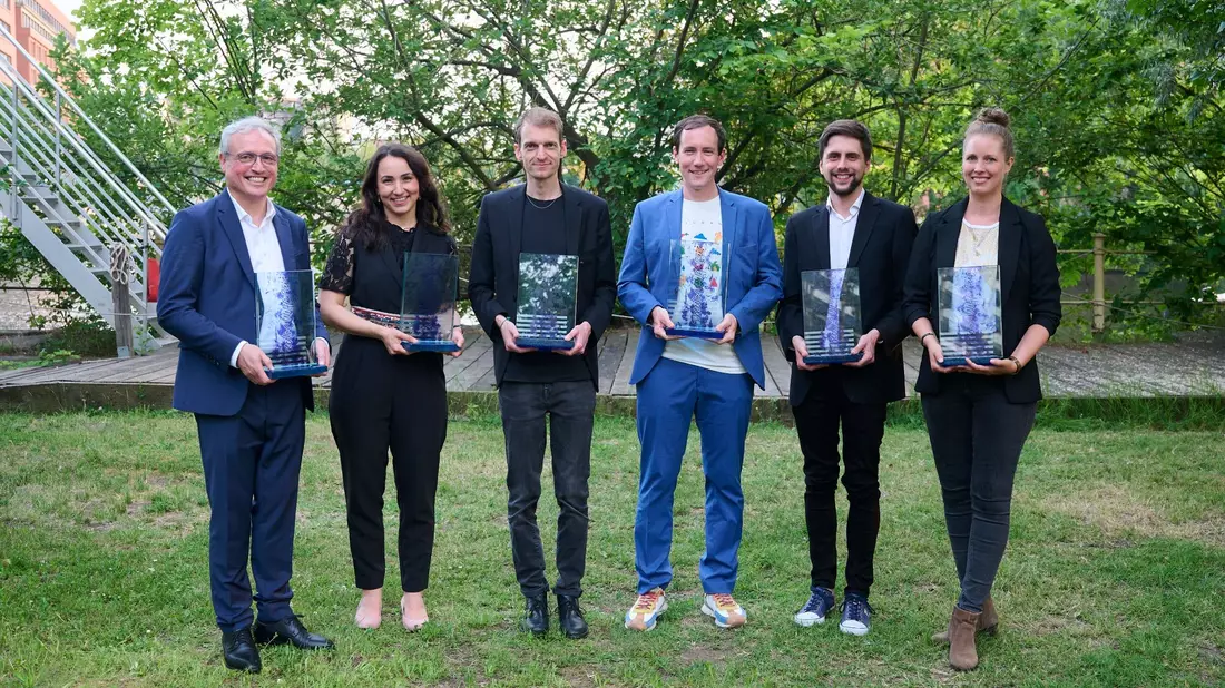 Die Preisträger: Daniel Brössler (l-r), Dunja Ramadan, Moritz Aisslinger, Jan Georg Plavec, Simon Koenigsdorff und Julia Ruhnau. - Bild: Annette Riedl/dpa