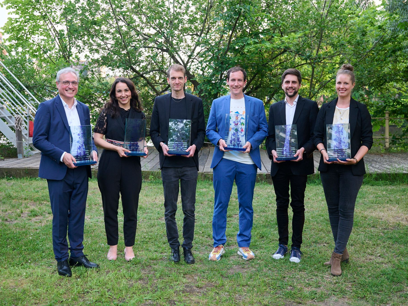 Die Preisträger: Daniel Brössler (l-r), Dunja Ramadan, Moritz Aisslinger, Jan Georg Plavec, Simon Koenigsdorff und Julia Ruhnau. - Foto: Annette Riedl/dpa
