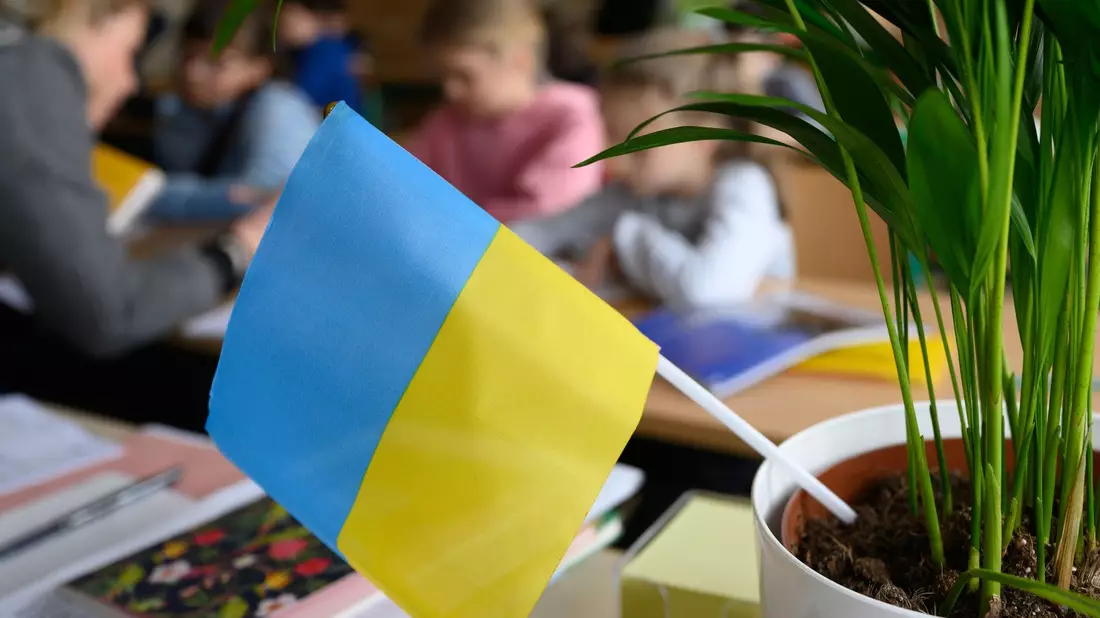 Grundschüler aus der Ukraine sitzen im Klassenzimmer einer Schule in Sachsen-Anhalt. - Bild: Robert Michael/dpa