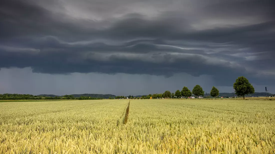 Gewitterwolken ziehen über die Region Augsburg. Der Deutsche Wetterdienst warnt vor Unwettern mit Starkregen, Gewittern und Hagel. - Bild: Bernd März/dpa
