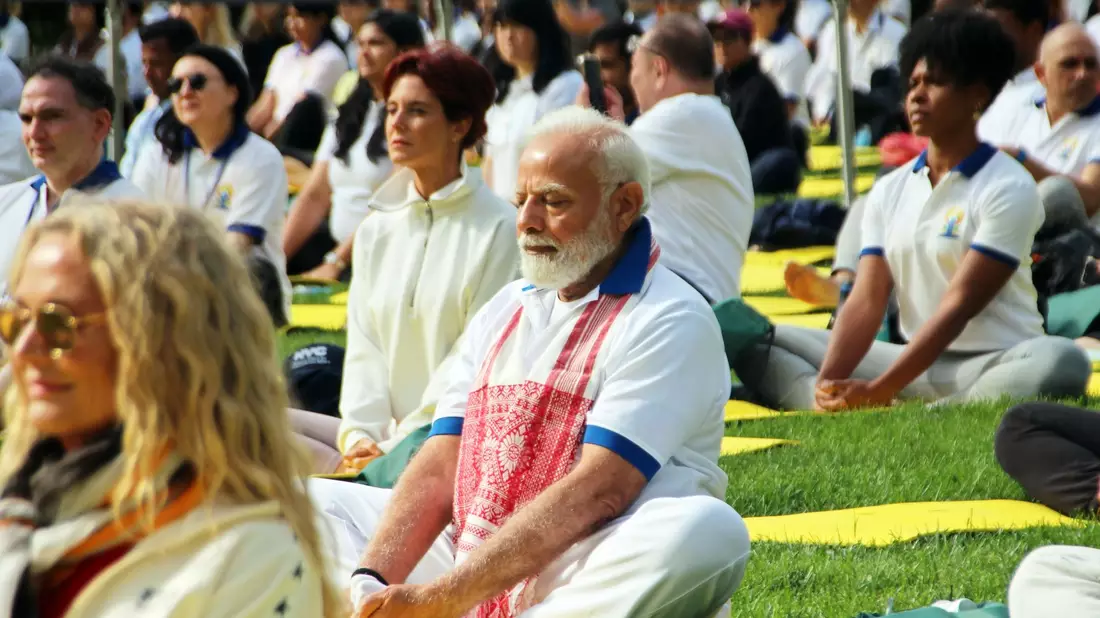 Indiens Premier Narendra Modi nimmt in New York an einem Yoga-Kurs teil. - Bild: Christina Horsten/dpa