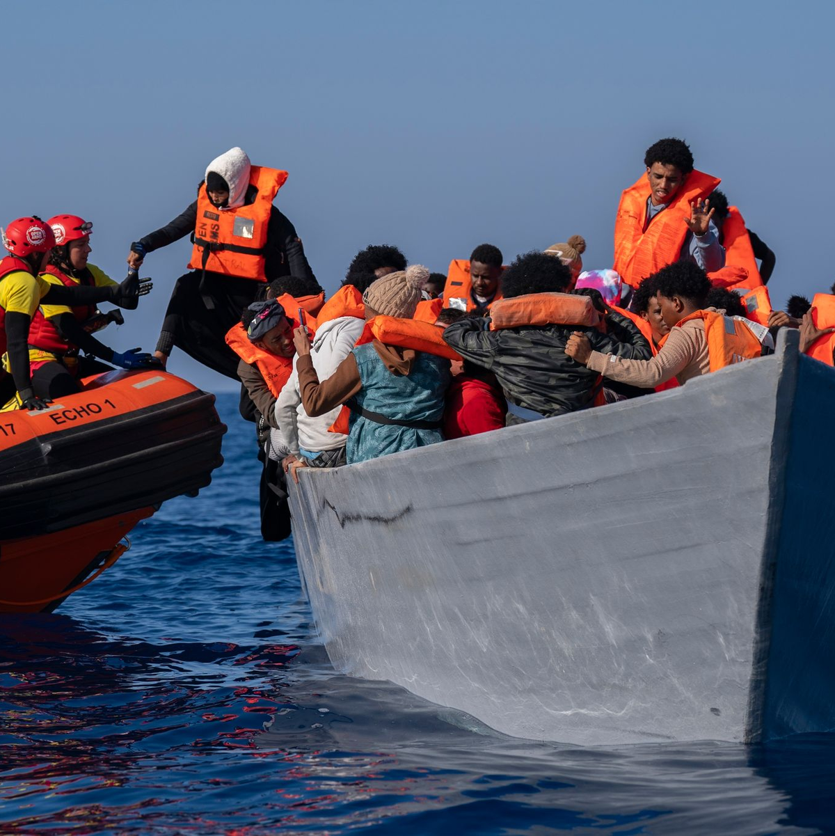 Helfer einer spanischen Nichtregierungsorganisation unterstützen auf dem Mittelmeer in Not geratene Menschen aus Eritrea, Libyen und dem Sudan. - Foto: Joan Mateu Parra/AP/dpa