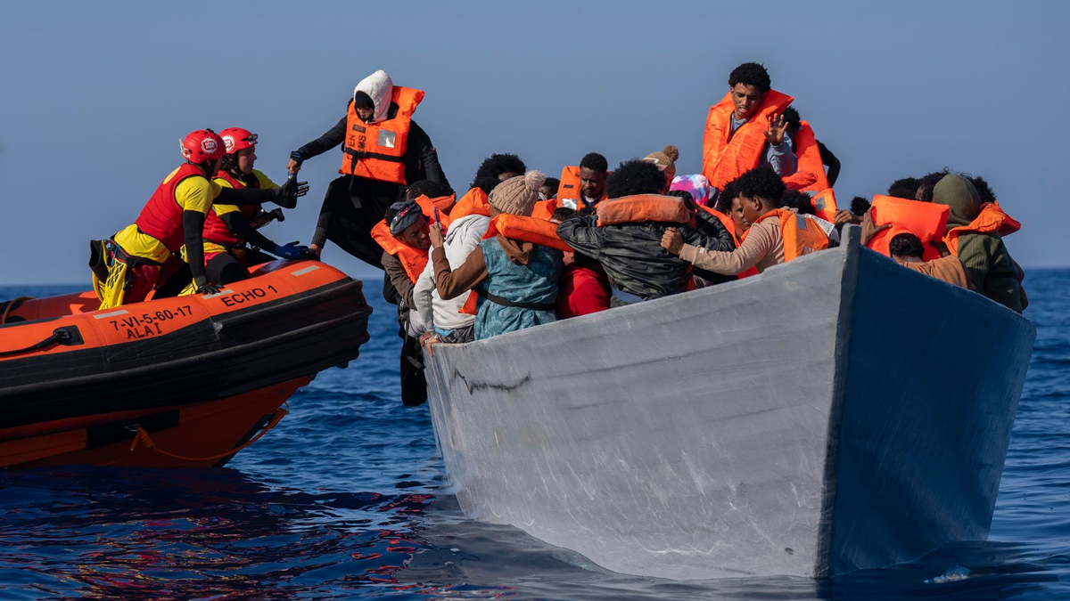Menschen aus Eritrea, Libyen und dem Sudan warten in einem Holzboot auf die Helfer einer spanischen Nichtregierungsorganisation. - Foto: Joan Mateu Parra/AP/dpa
