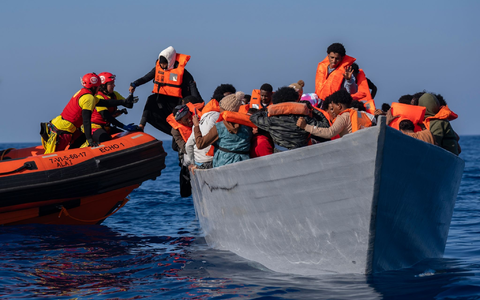 Menschen sitzen in einem Holzboot im Mittelmeer. Symbolbild - Foto: Joan Mateu Parra/AP/dpa