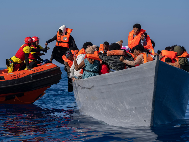 Menschen sitzen in einem Holzboot im Mittelmeer. Symbolbild - Foto: Joan Mateu Parra/AP/dpa
