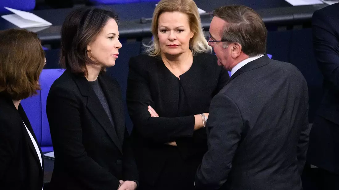Außenministerin Annalena Baerbock (v.l.), Innenministerin Nancy Faeser und Verteidigungsminister Boris Pistorius ehren am heutigen «Tag des Peacekeeping» zivile Experten, Polizisten und Soldaten. - Bild: Bernd von Jutrczenka/dpa