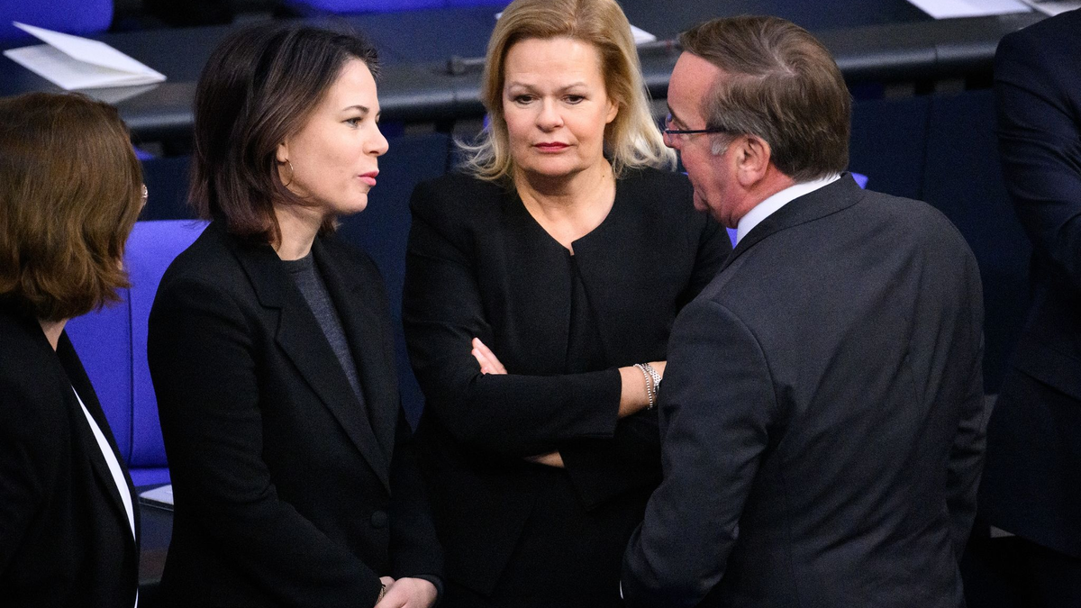 Außenministerin Annalena Baerbock (v.l.), Innenministerin Nancy Faeser und Verteidigungsminister Boris Pistorius ehren am heutigen «Tag des Peacekeeping» zivile Experten, Polizisten und Soldaten. - Foto: Bernd von Jutrczenka/dpa