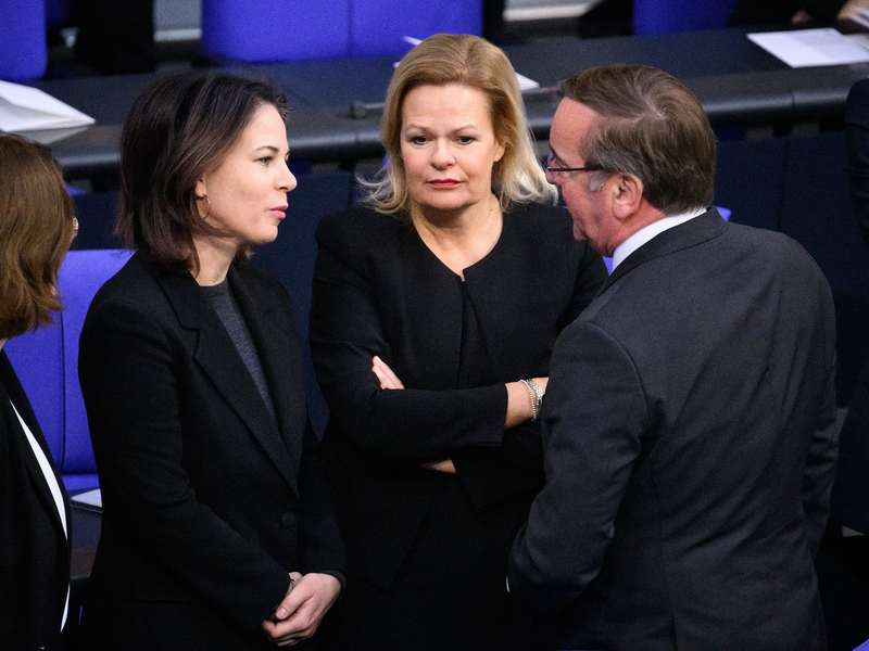 Außenministerin Annalena Baerbock (v.l.), Innenministerin Nancy Faeser und Verteidigungsminister Boris Pistorius ehren am heutigen «Tag des Peacekeeping» zivile Experten, Polizisten und Soldaten. - Foto: Bernd von Jutrczenka/dpa