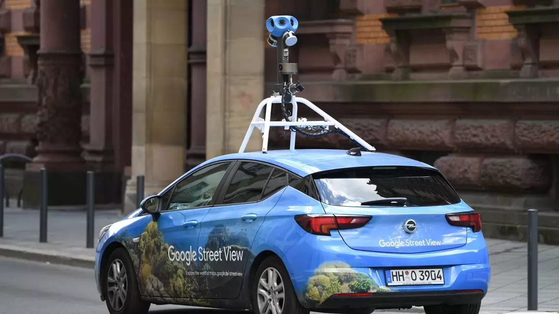 Mit einer auffälligen Kamera auf dem Dach fährt ein Auto von Google Street-View durch das Gerichtsviertel in Frankfurt. - Bild: Arne Dedert/dpa