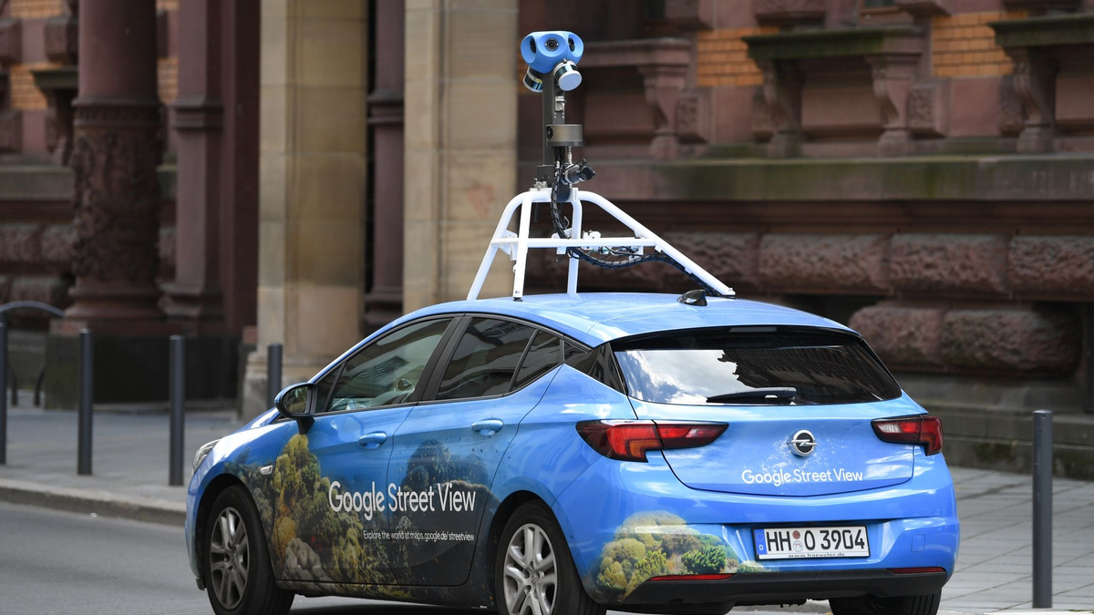 Mit einer auffälligen Kamera auf dem Dach fährt ein Auto von Google Street-View durch das Gerichtsviertel in Frankfurt. - Foto: Arne Dedert/dpa