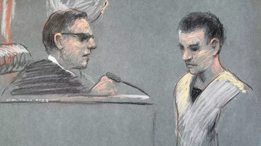 Die Gerichtszeichnung zeigt Jack Teixeira bei seinem Erscheinen vor dem US-Bezirksgericht in Boston. - Bild: Margaret Small/AP/dpa