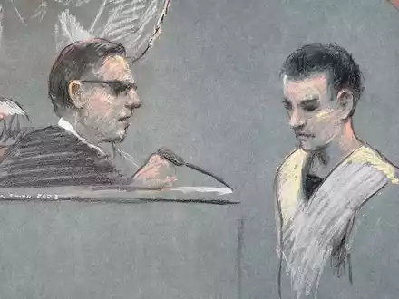 Die Gerichtszeichnung zeigt Jack Teixeira bei seinem Erscheinen vor dem US-Bezirksgericht in Boston. - Foto: Margaret Small/AP/dpa