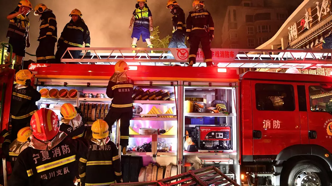 Feuerwehrleute am Ort der Explosion in einem Restaurant in der nordwestchinesischen autonomen Region Ningxia Hui. - Bild: Wang Peng/Xinhua/AP/dpa