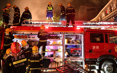 Feuerwehrleute am Ort der Explosion in einem Restaurant in der nordwestchinesischen autonomen Region Ningxia Hui. - Foto: Wang Peng/Xinhua/AP/dpa Feuerwehrleute am Ort der Explosion in einem Restaurant in der nordwestchinesischen autonomen Region Ningxia Hui. - Foto: Wang Peng/Xinhua/AP/dpa