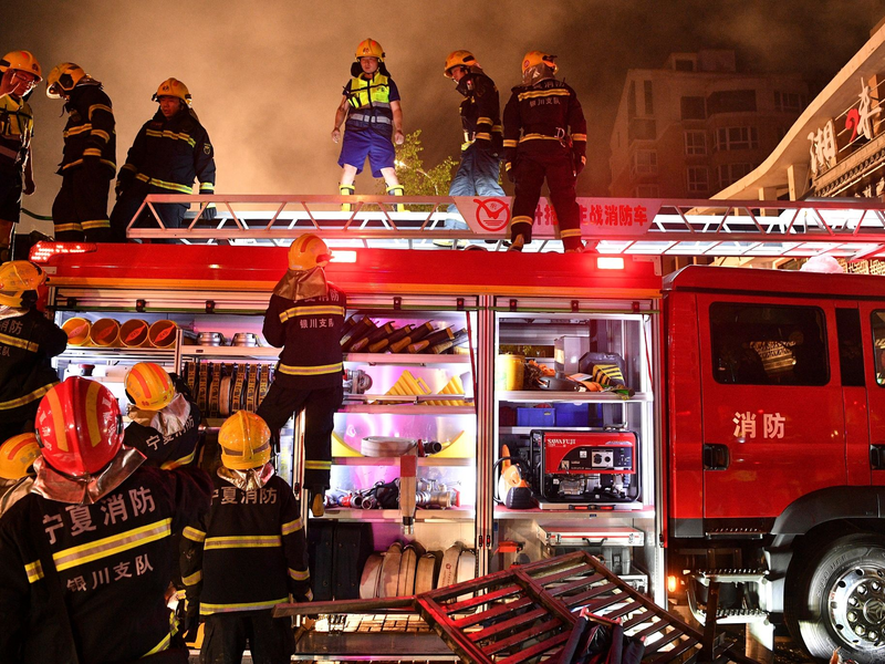 Feuerwehrleute am Ort der Explosion in einem Restaurant in der nordwestchinesischen autonomen Region Ningxia Hui. - Foto: Wang Peng/Xinhua/AP/dpa