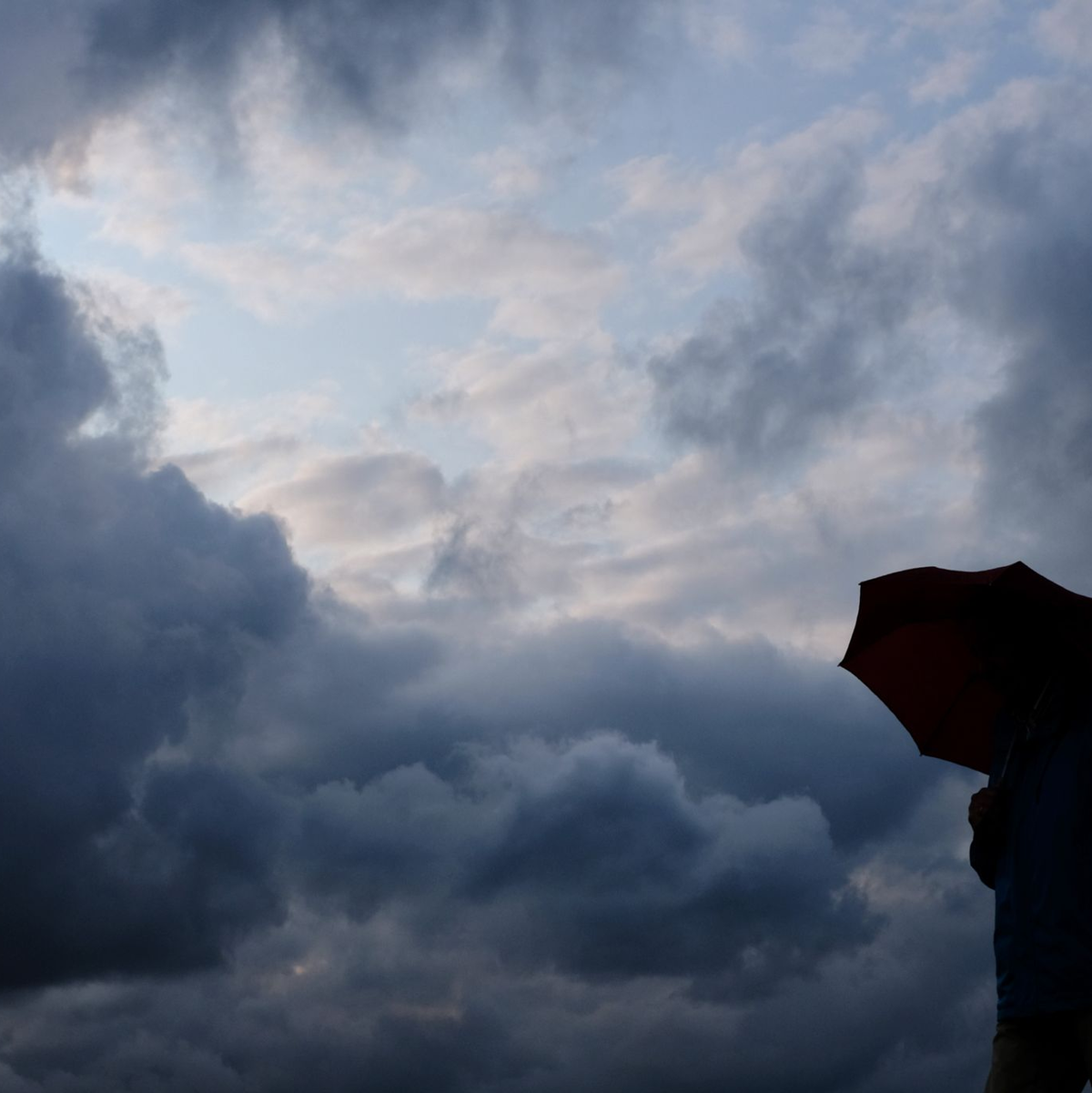 Das Wetter könnte für die Menschen in Nordrhein-Westfalen sehr ungemütlich werden. - Foto: Martin Gerten/dpa