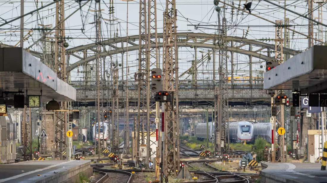 Blick auf die Einfahrt zum Münchner Hauptbahnhof. - Bild: Peter Kneffel/dpa