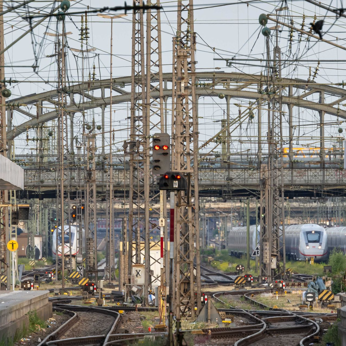 Blick auf die Einfahrt zum Münchner Hauptbahnhof. - Foto: Peter Kneffel/dpa