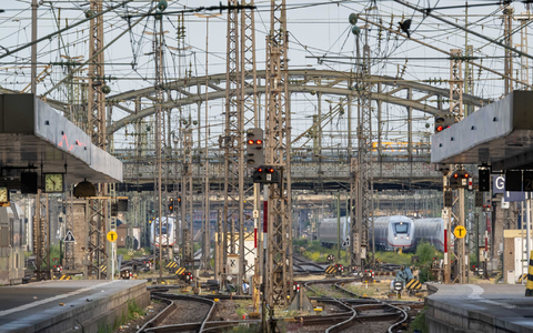 Blick auf die Einfahrt zum Münchner Hauptbahnhof. - Foto: Peter Kneffel/dpa