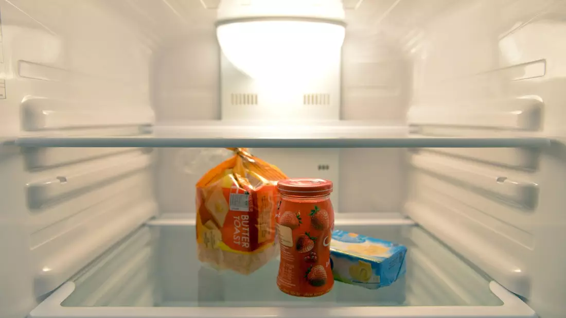 Konfitüre, Toastbrot und Butter stehen in einem Kühlschrank eines Einpersonenhaushalts. - Bild: Marc Tirl/dpa-Zentralbild/dpa