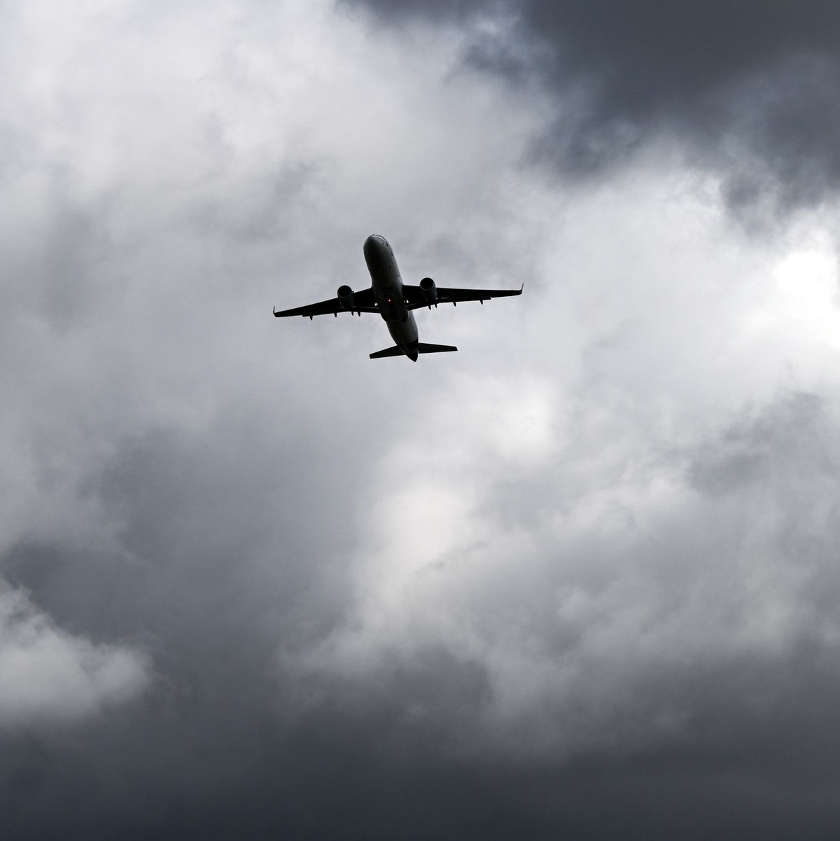 Das drohende Unwetter am ersten Tag der Sommerferien in Nordrhein-Westfalen könnte vielen Familien Probleme bei der Reise in den Urlaub machen. - Foto: Federico Gambarini/dpa