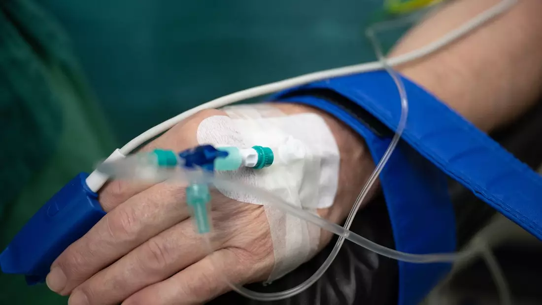 Laut dem Leiter der Regierungskommission, Tom Bschor, sterben im gegenwärtigen System Patientinnen und Patienten mit Schlaganfall und Krebs «früher als nötig, weil zu viele Krankenhäuser diese Behandlungen durchführen» (Symbolbild). - Bild: Sebastian Gollnow/dpa