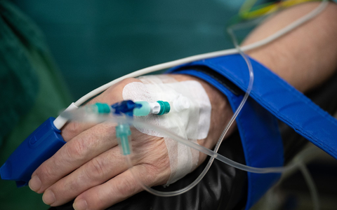 Laut dem Leiter der Regierungskommission, Tom Bschor, sterben im gegenwärtigen System Patientinnen und Patienten mit Schlaganfall und Krebs «früher als nötig, weil zu viele Krankenhäuser diese Behandlungen durchführen» (Symbolbild). - Foto: Sebastian Gollnow/dpa