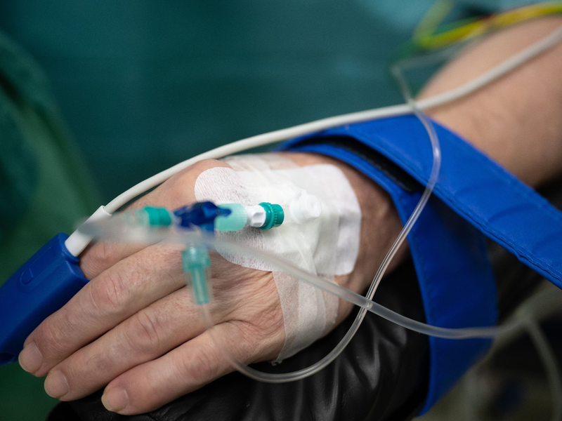 Laut dem Leiter der Regierungskommission, Tom Bschor, sterben im gegenwärtigen System Patientinnen und Patienten mit Schlaganfall und Krebs «früher als nötig, weil zu viele Krankenhäuser diese Behandlungen durchführen» (Symbolbild). - Foto: Sebastian Gollnow/dpa