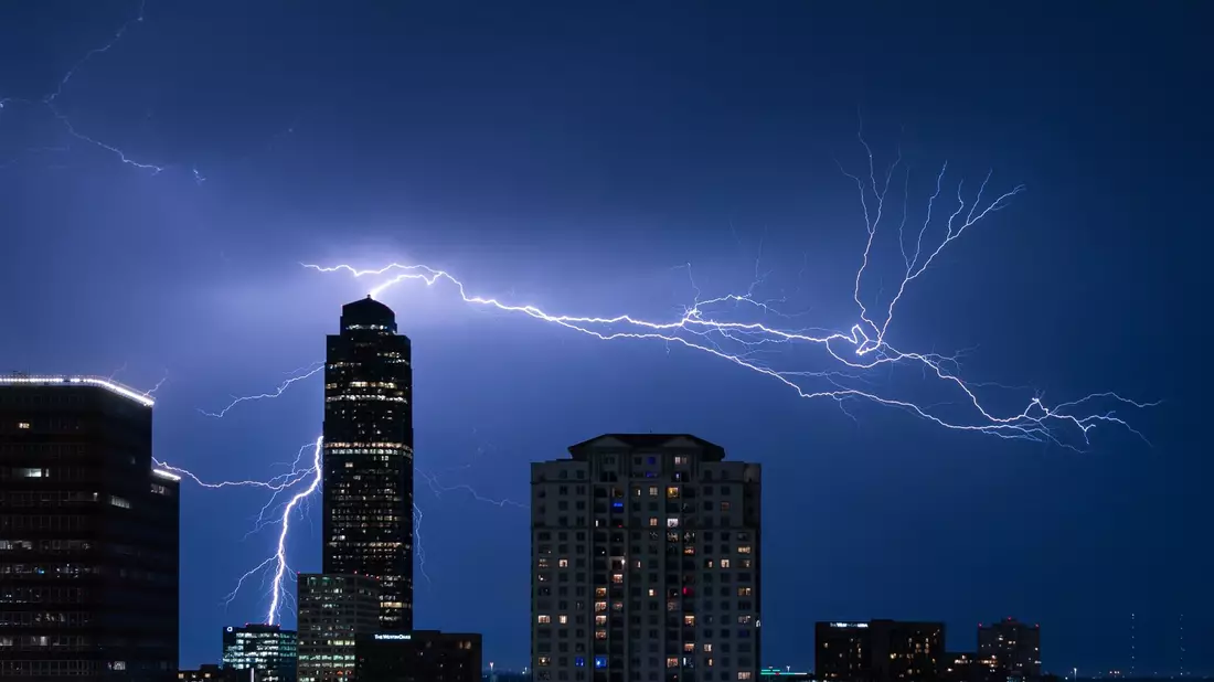 Ein Blitz am Himmel über Houston. Bei heftigen Unwettern sind im Norden des US-Bundesstaates Texas mehrere Menschen ums Leben gekommen. - Bild: Chen Chen/XinHua/dpa