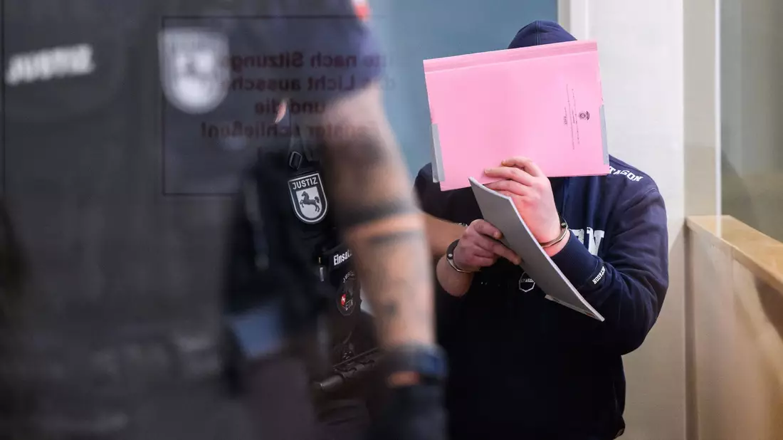 Der Angeklagte kommt in den Gerichtsaal im Landgericht Hannover. - Bild: Julian Stratenschulte/dpa