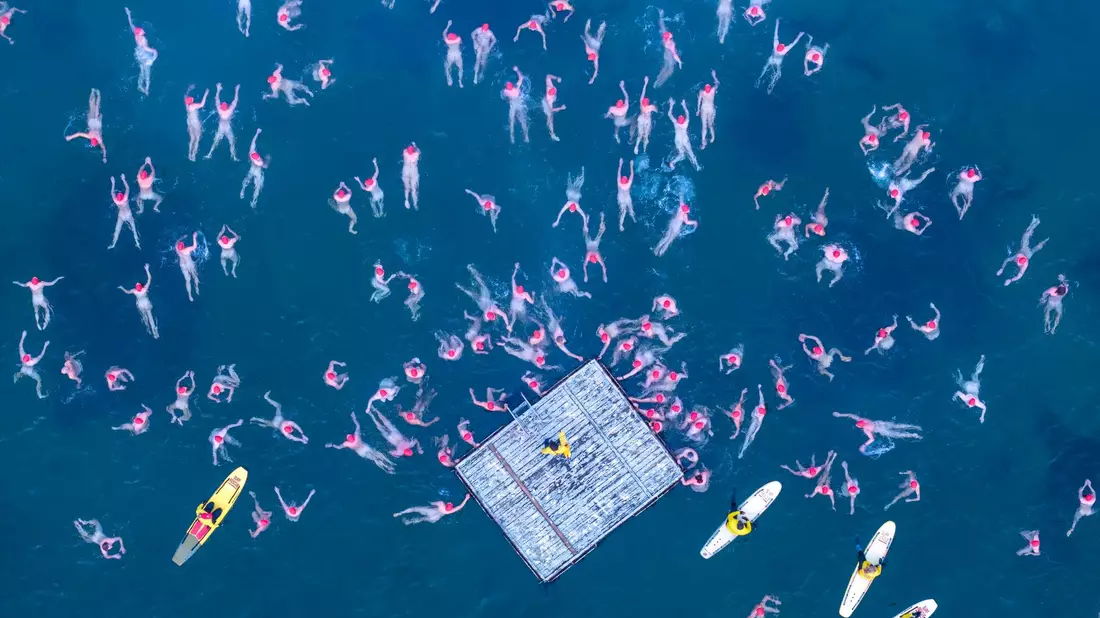 Menschen nehmen am jährlichen Nacktschwimmen zur Wintersonnenwende im tasmanischen Hobart teil. - Bild: Rob Blakers/AAP/dpa