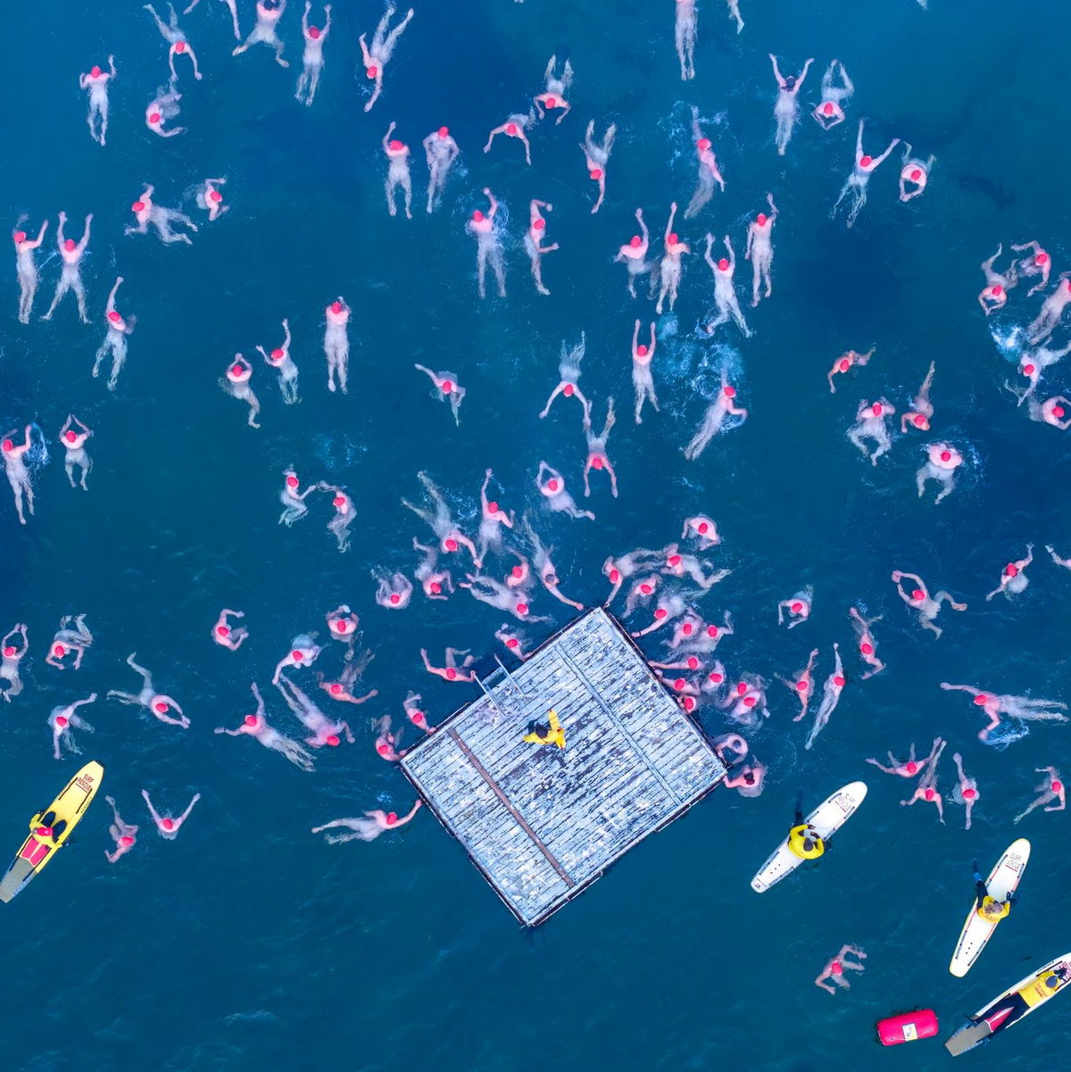 Menschen nehmen am jährlichen Nacktschwimmen zur Wintersonnenwende im tasmanischen Hobart teil. - Foto: Rob Blakers/AAP/dpa