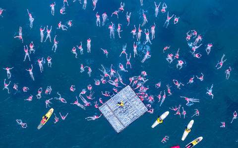 Menschen nehmen am jährlichen Nacktschwimmen zur Wintersonnenwende im tasmanischen Hobart teil. - Foto: Rob Blakers/AAP/dpa