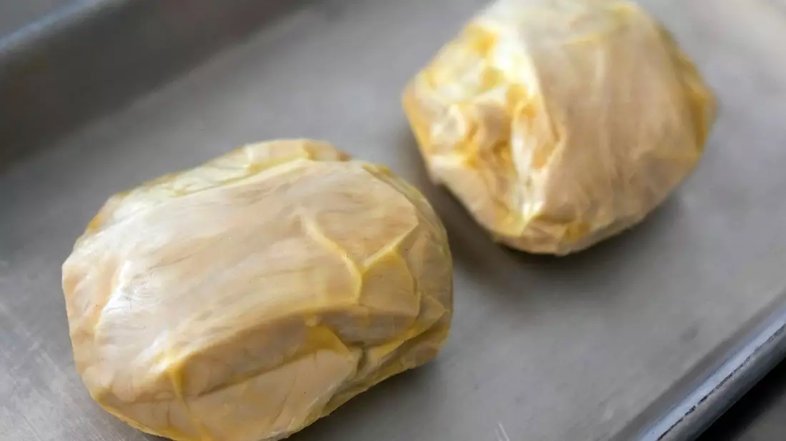 Von Good Meat kultiviertes Hühnerfleisch. Das Unternehmen und sein Konkurrent Upside Foods haben in den USA die Genehmigung für den Verkauf von aus tierischen Zellen gezüchtetem Hähnchenfleisch erhalten. - Bild: Jeff Chiu/AP/dpa
