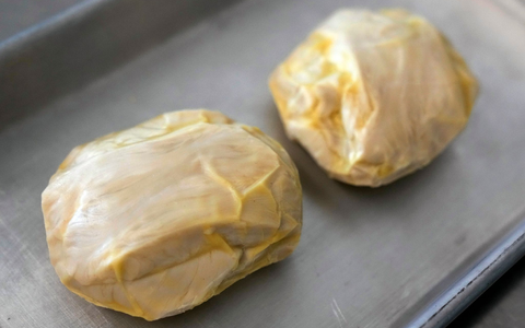 Von Good Meat kultiviertes Hühnerfleisch. Das Unternehmen und sein Konkurrent Upside Foods haben in den USA die Genehmigung für den Verkauf von aus tierischen Zellen gezüchtetem Hähnchenfleisch erhalten. - Foto: Jeff Chiu/AP/dpa