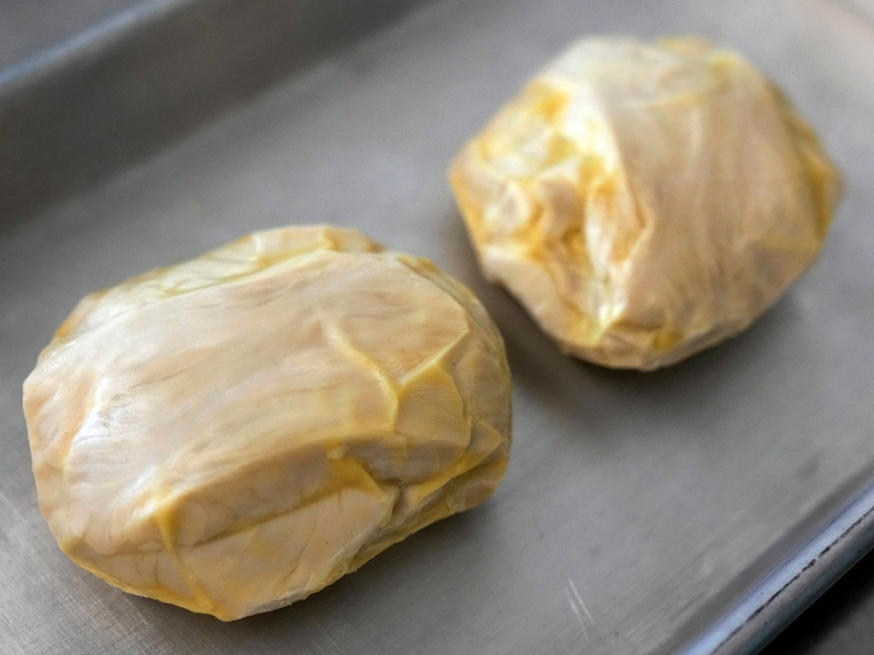 Von Good Meat kultiviertes Hühnerfleisch. Das Unternehmen und sein Konkurrent Upside Foods haben in den USA die Genehmigung für den Verkauf von aus tierischen Zellen gezüchtetem Hähnchenfleisch erhalten. - Foto: Jeff Chiu/AP/dpa