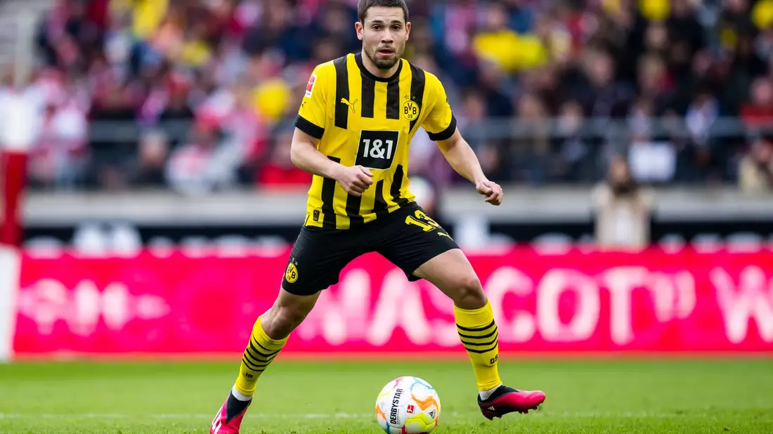 Steht kurz vor dem Wechsel zum FC Bayern: Raphael Guerreiro. - Bild: Tom Weller/dpa