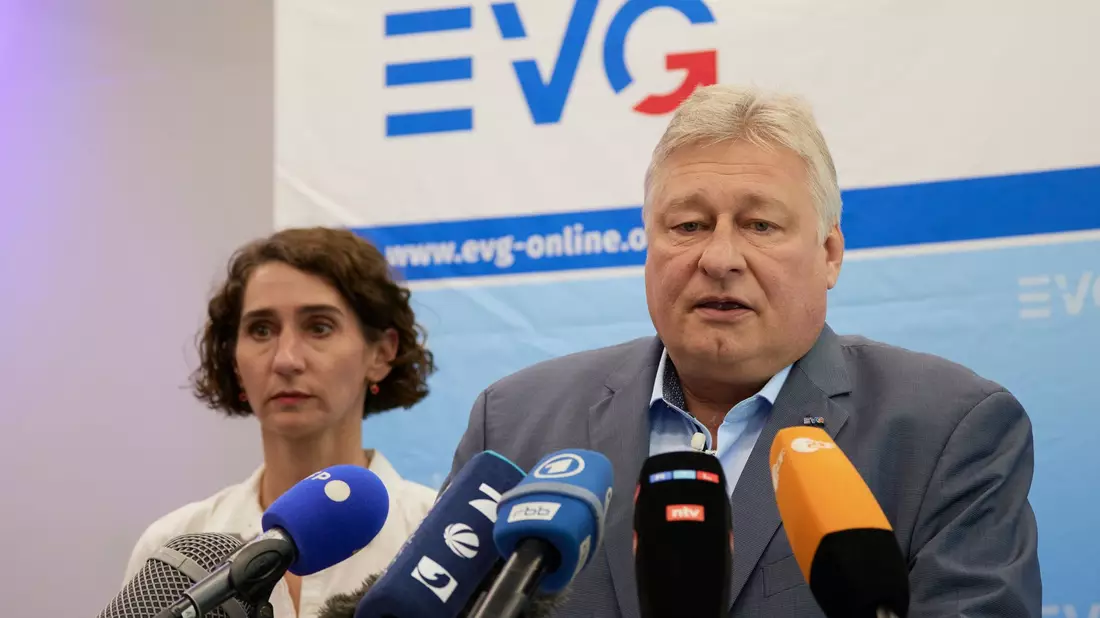 EVG-Tarifvorständin Cosima Ingenschay und der EVG-Vorsitzende Martin Burkert informieren über das weitere Vorgehen im Tarifkonflikt mit der Deutschen Bahn. - Bild: Jörg Carstensen/dpa