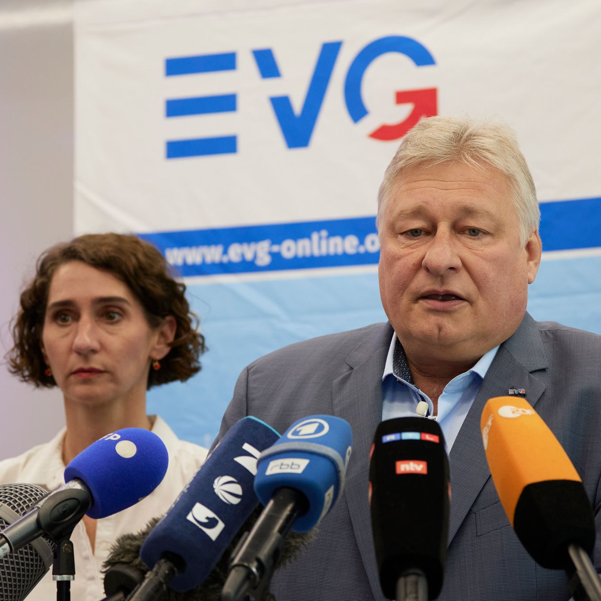 EVG-Tarifvorständin Cosima Ingenschay und der EVG-Vorsitzende Martin Burkert informieren über das weitere Vorgehen im Tarifkonflikt mit der Deutschen Bahn. - Foto: Jörg Carstensen/dpa