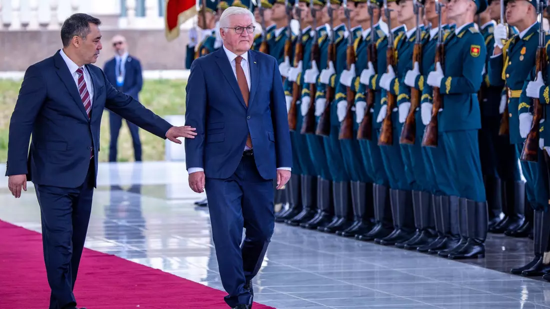Bundespräsident Frank-Walter Steinmeier wird in Bischkek von seinem kirgisischen Amtskollegen Sadyr Schaparow (l) empfangen. - Bild: Jens Büttner/dpa