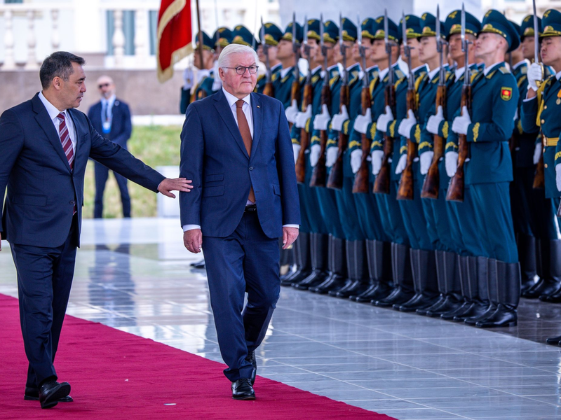 Bundespräsident Frank-Walter Steinmeier wird in Bischkek von seinem kirgisischen Amtskollegen Sadyr Schaparow (l) empfangen. - Foto: Jens Büttner/dpa
