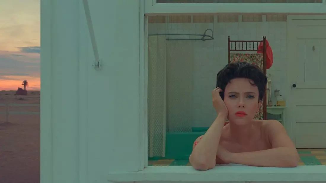 Scarlett Johansson als Schauspielerin in einer Szene des Films Asteroid City. - Bild: -/Universal Pictures Germany/dpa