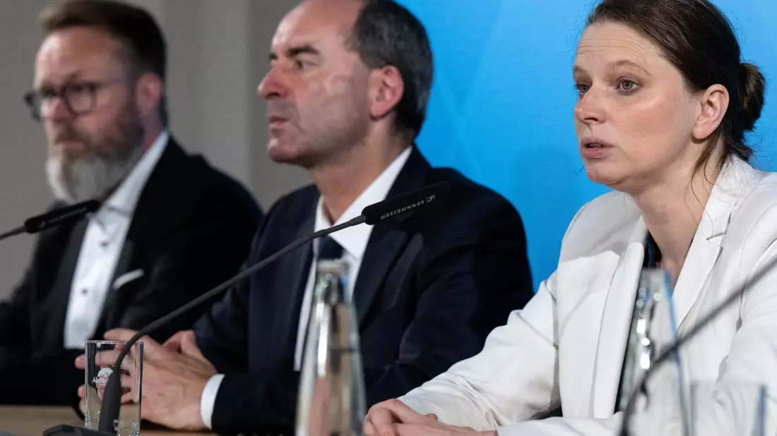 Claus Ruhe Madsen (l-r), Hubert Aiwanger und Melanie Leonhard in Hohenkammer. - Bild: Sven Hoppe/dpa