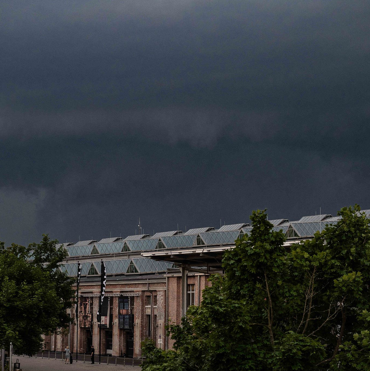 Dunkle Gewitterwolken ziehen über die Göttinger Lokhalle. - Foto: Swen Pförtner/dpa