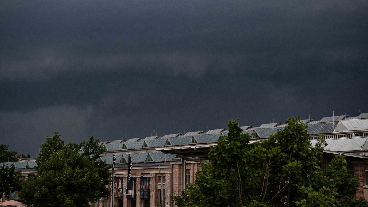 Polizisten stehen im Juni 2020 vor einem unter Quarantäne gestellten Wohngebäude in der Göttinger Innenstadt. - Foto: Swen Pförtner/dpa
