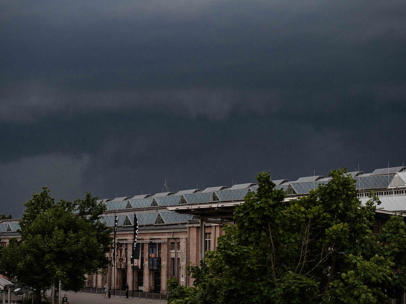 Polizisten stehen im Juni 2020 vor einem unter Quarantäne gestellten Wohngebäude in der Göttinger Innenstadt. - Foto: Swen Pförtner/dpa