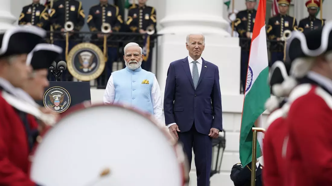Viel Pomp: Indiens Premier Modi (l) und US-Präsident Biden während der Ankunftszeremonie. - Bild: Andrew Harnik/AP/dpa