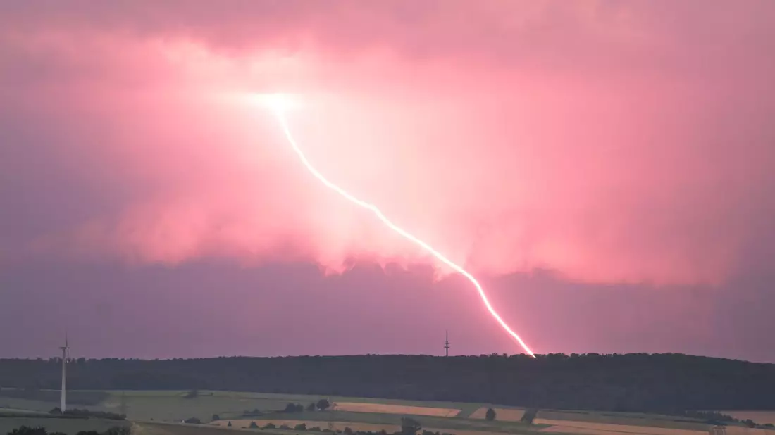 Ein Blitz schlägt während eines Unwetters in der Nähe von Einbeck im Landkreis Northeim ein. - Bild: Julian Stratenschulte/dpa